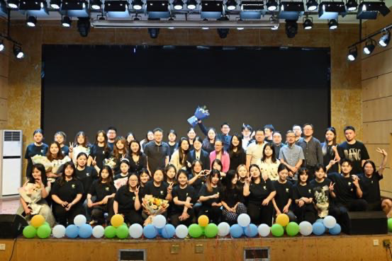 402永利集团树达学院2022级广电编导展映晚会合影。供稿单位供图