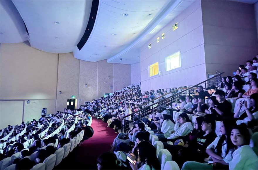 观众认真观看展映。受访单位供图